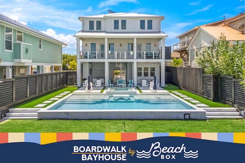 Brand new bayfront home, gorgeous pool.