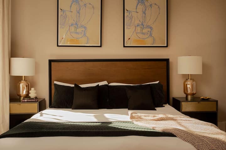 Спалня 4 | Суперголямо двойно легло + двойно разтегателно легло с колела | Горен етаж | Близо до площадката на стълбите