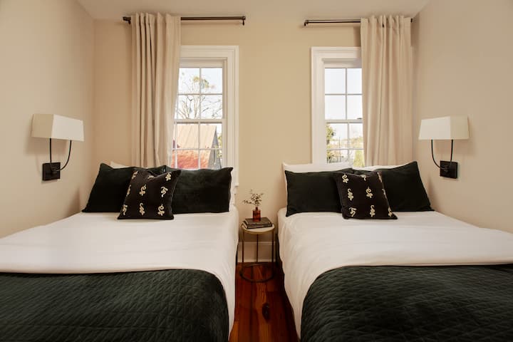 Спалня 2 | Две двойни легла | Горен етаж | Достъп до коридора