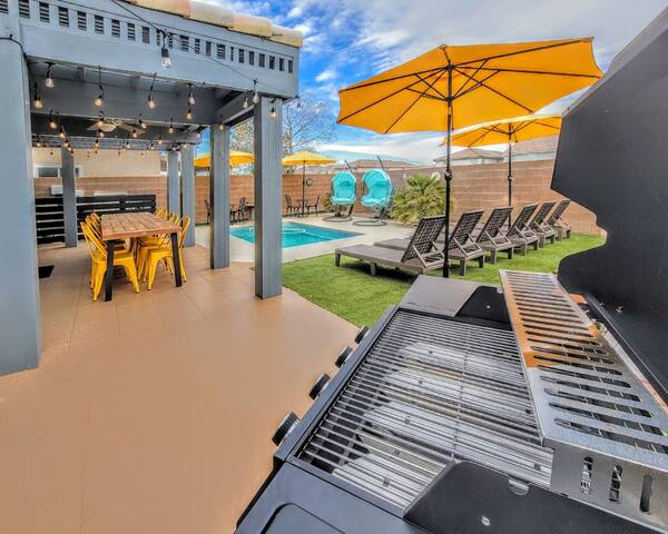 Vegas Oasis w/ Pool & Fire Lounge near LV-Strip gallery image 2