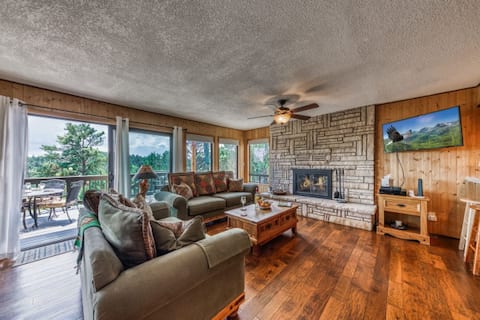 4 Bedroom Ski A-Frame w/ Hot Tub & Pine Views