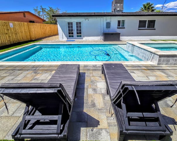 Family Oasis with Pool/BBQ mins to LVStrip/Airport gallery image 3