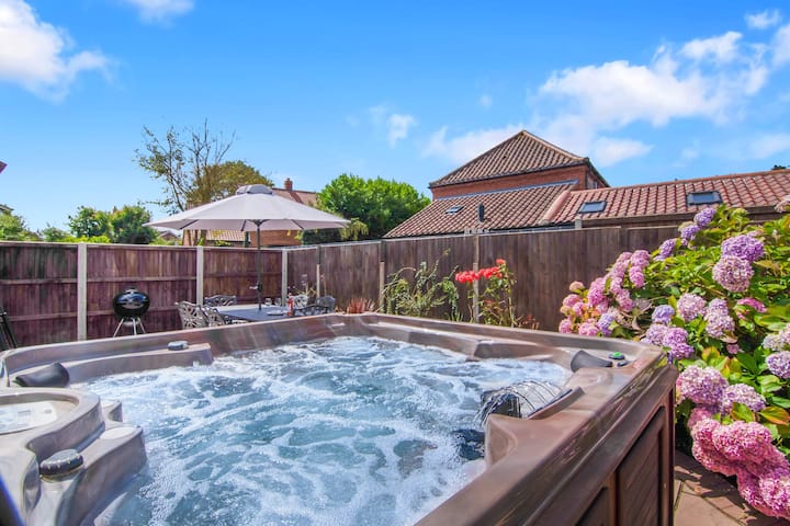 Seven Space | Sandpit Cottage 3 Bed With Hot Tub - Cromer