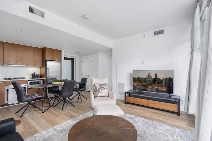 Central Yaletown Home With Balcony & Urban Views - Vancouver