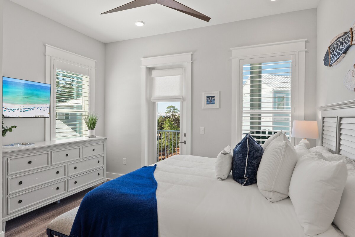 El dormitorio 2 cuenta con cama tamaño king, baño privado y acceso al balcón.