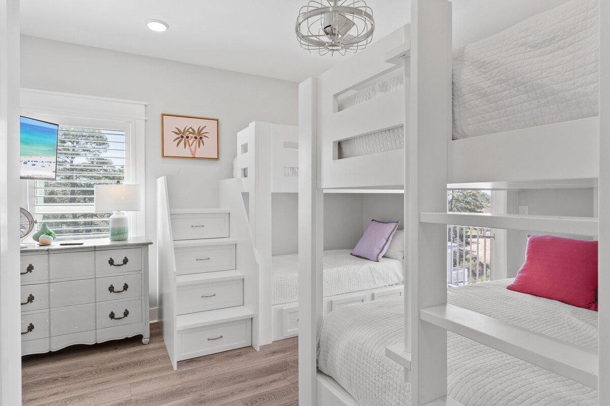 El dormitorio 4 cuenta con una litera individual y una litera completa con acceso al balcón.