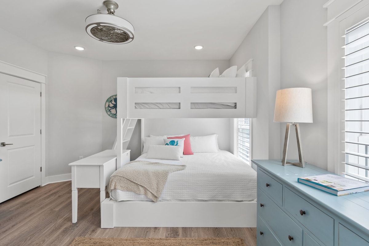 El dormitorio 5 cuenta con una litera tamaño queen.