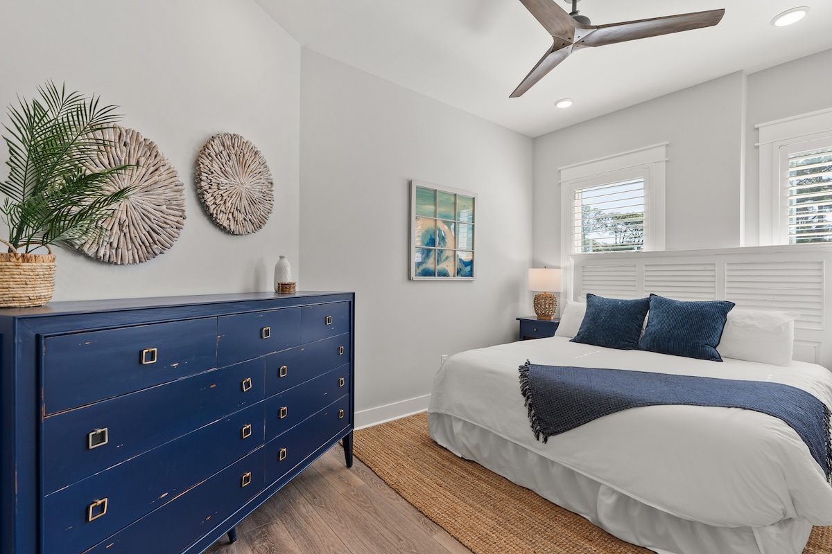 El dormitorio cuenta con una cama tamaño king y un baño privado.