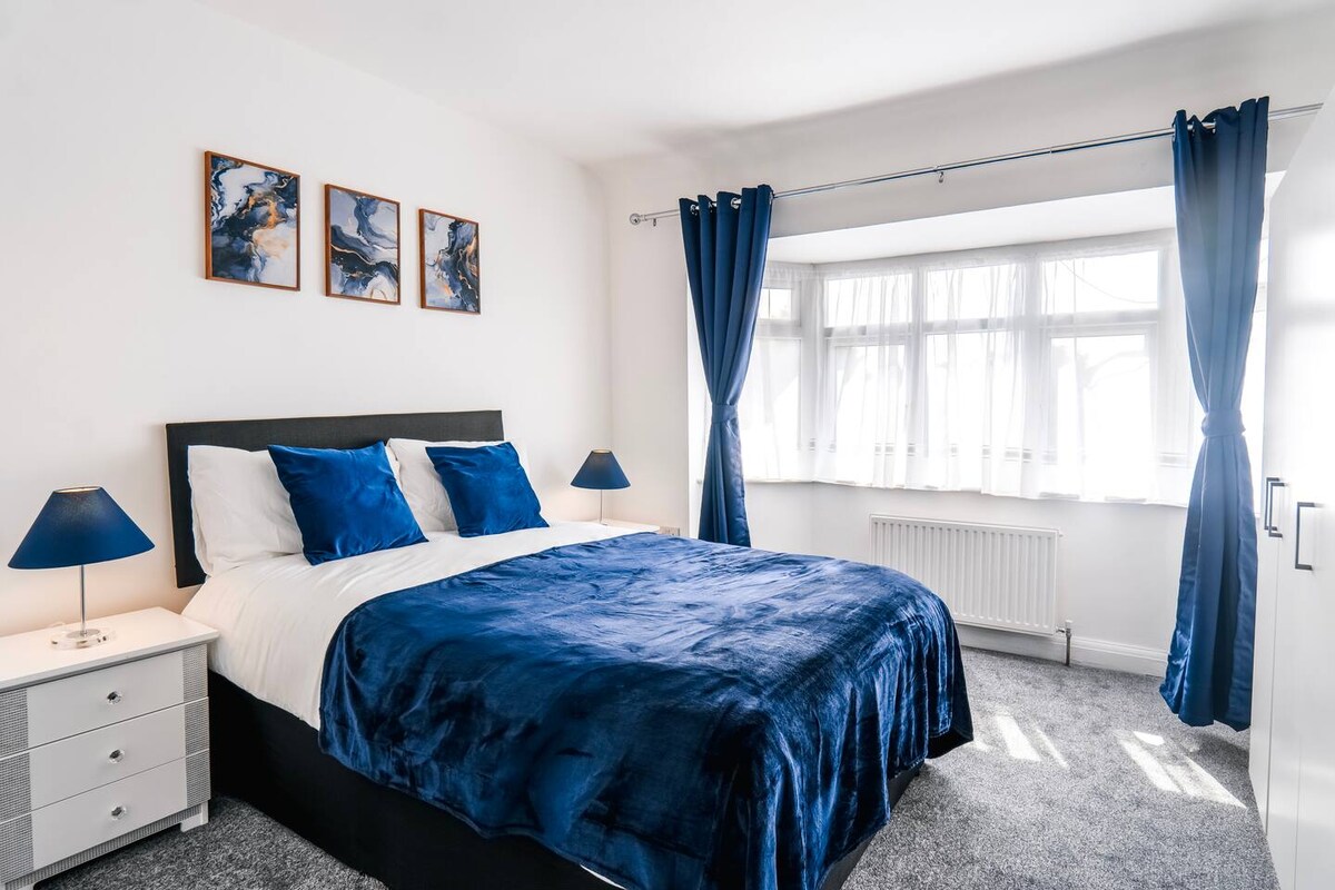 Chumba cha kulala chenye kung 'aa chenye Vitanda Mbili na Miguso laini ya Bluu