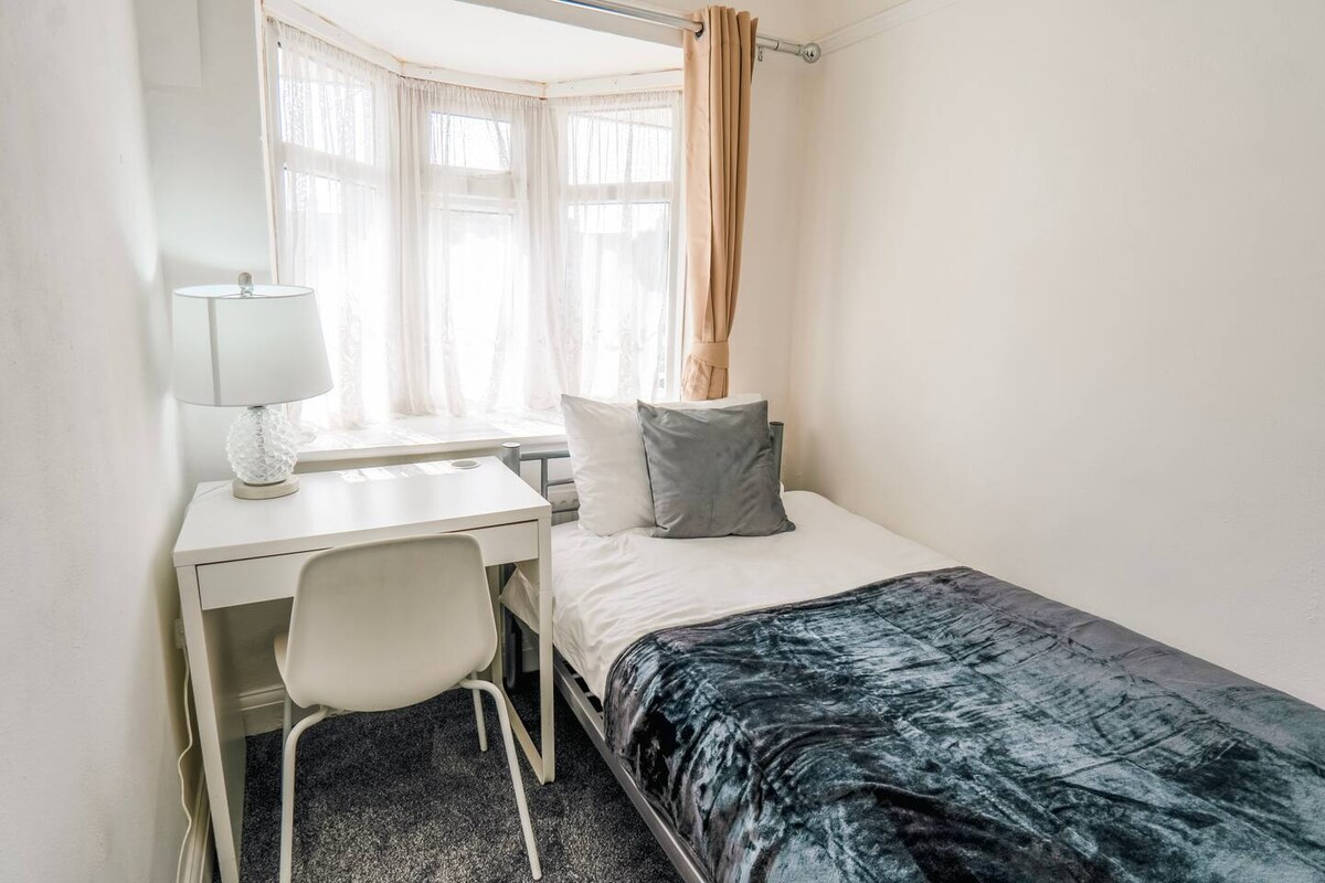 Chumba kimoja cha kulala chenye starehe chenye rangi ya kijivu ya kisasa, bora kwa wasafiri peke yao au wakandarasi wanaotafuta faragha na starehe karibu na Wembley, kina meza nzuri ya sehemu ya kufanyia kazi.