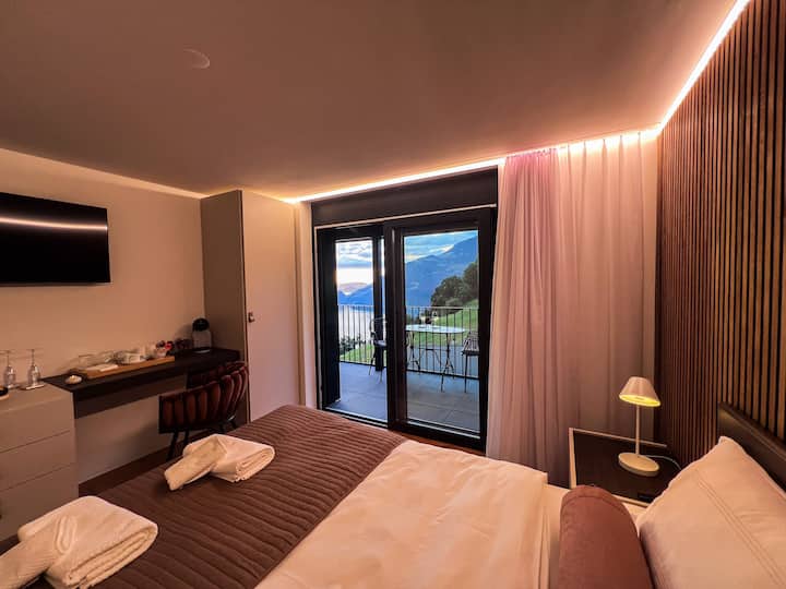 Chumba chenye mwonekano wa ziwa
Kitanda cha watu wawili 1.60 x 2.00 m na bafu la kujitegemea.
Beseni la kuogea lenye mwonekano mzuri wa ziwa, choo cha bafu, roshani yenye mwonekano wa ziwa, televisheni mahiri