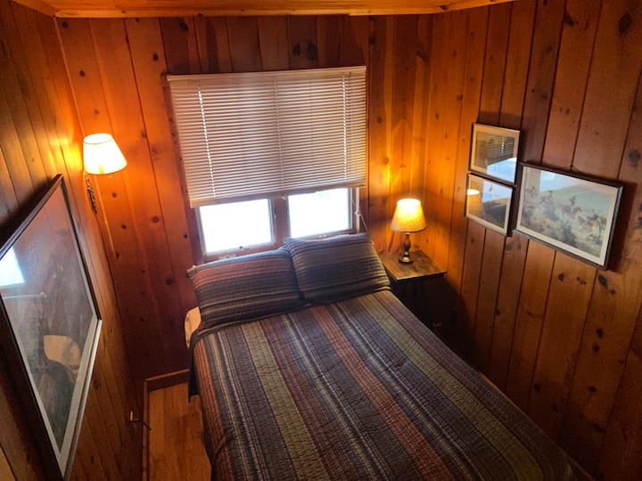 1. spavaća soba na lijevoj strani s bračnim krevetom