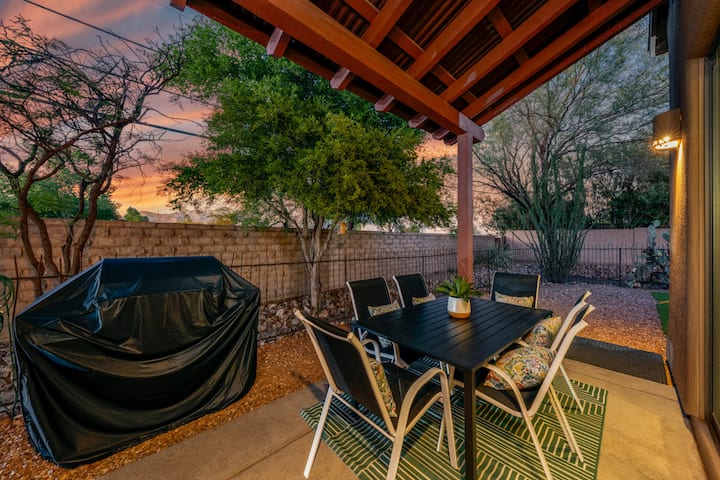 Stylish | 4 Br 3 Ba | Garage | Fenced Backyard - Tucson, AZ