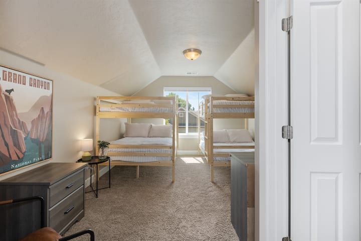 غرفة بطابقين ممتعة للأطفال أو المجموعات.