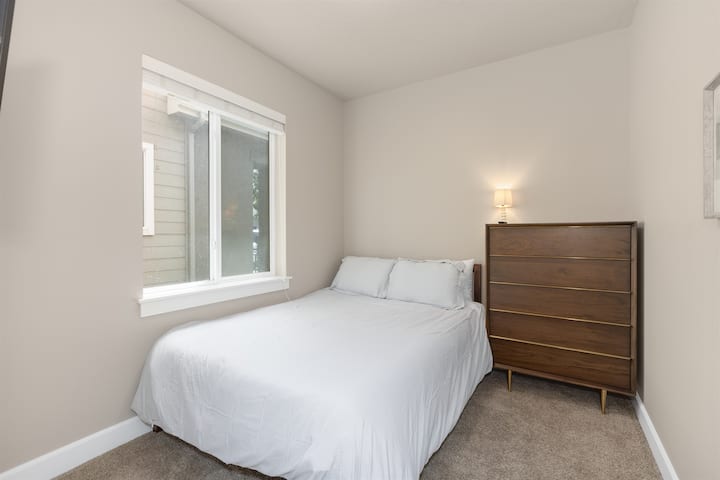 غرفة نوم هادئة بحجم كوين مع الكثير من الضوء الطبيعي