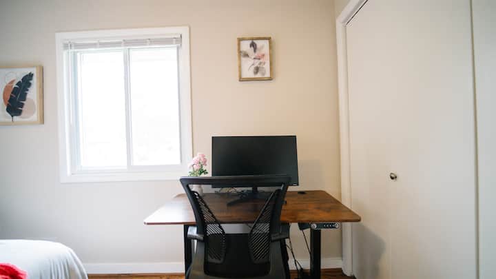 Gang slaapkamer met 1 queensize bed - geschikt voor 2 personen, uitgerust met werkruimte en monitor