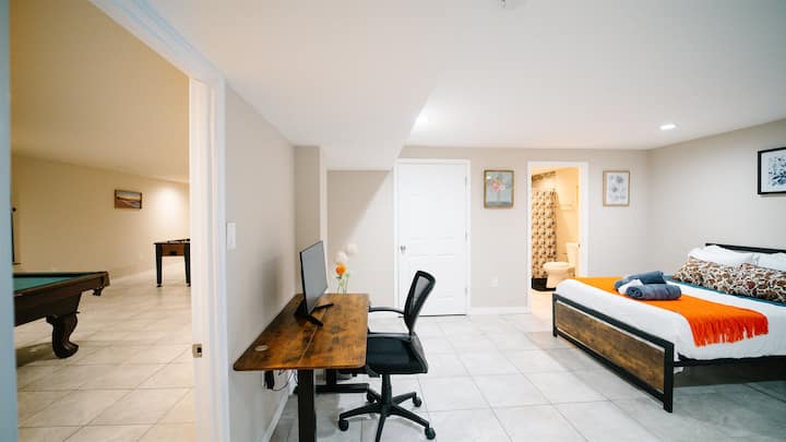 Slaapkamer in de kelder met 1 queensize bed en 1 twin bed - geschikt voor 3 personen en werkruimte met monitor en eigen badkamer. 