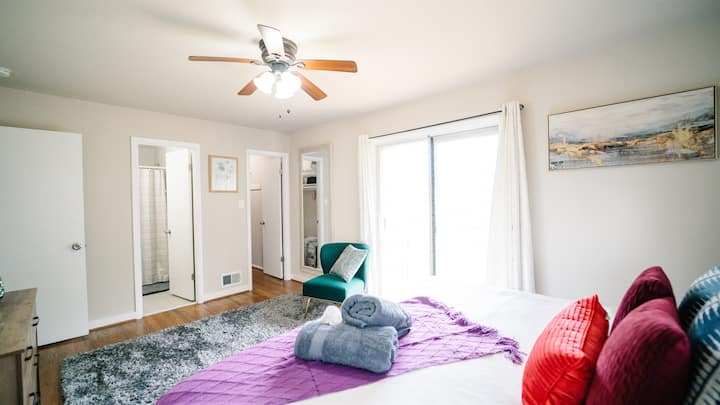 Hoofdslaapkamer met 1 kingsize bed - geschikt voor 2 personen en ensuite badkamer.