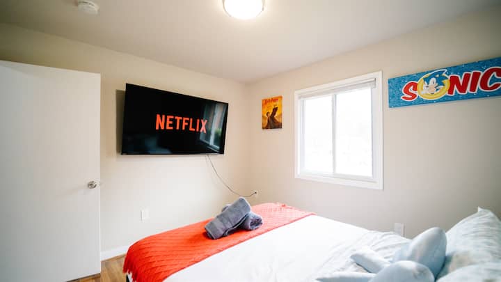 1 tweepersoonsbed - geschikt voor 2 personen, met 65 inch tv aan de muur