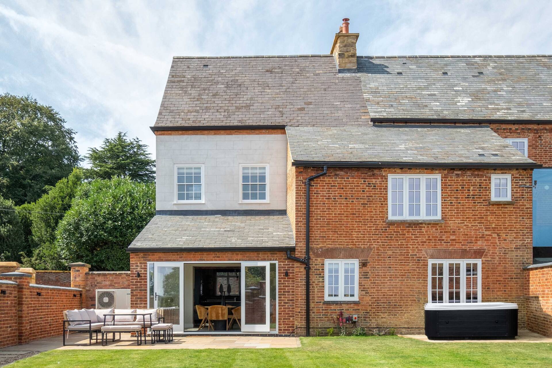 The Talbot – Exclusive Home with Hot Tub