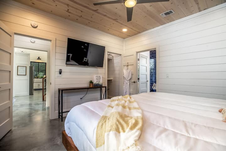 חדר השינה הראשי - כולל גישה ללא מדרגות, ממוקם בקומה הראשית, כך שהוא נגיש לאורחים עם צורכי ניידות.