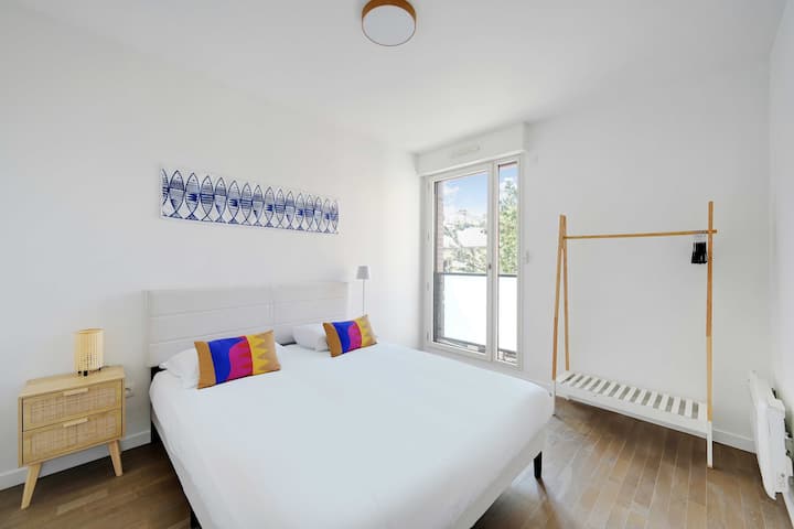 A bedroom with a double bed