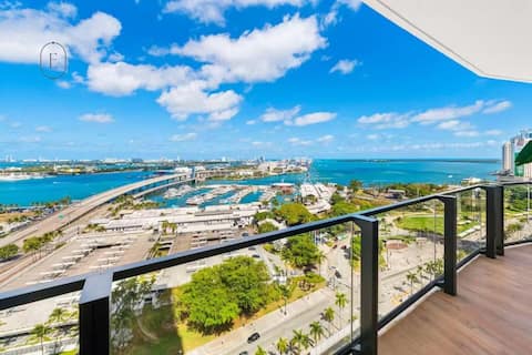 Top performing Airbnb: 5-Star Bay View Suite | Rooftop Pool & Beach Perks in Bayfront