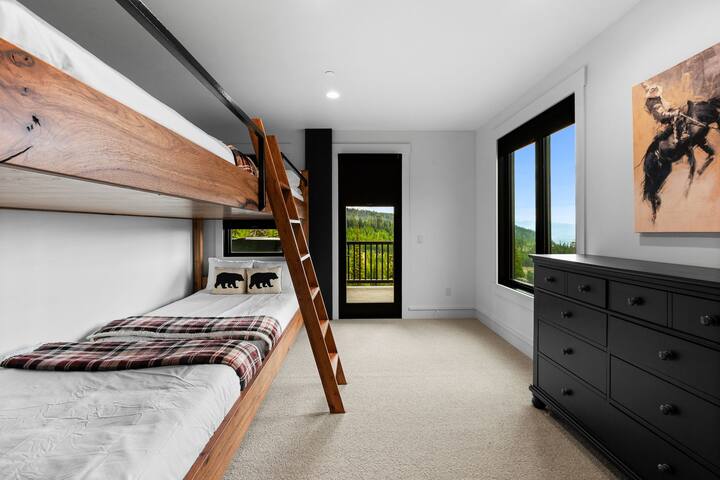 *New to Market* Lavish 6 Bedroom Ski Accessible Ho