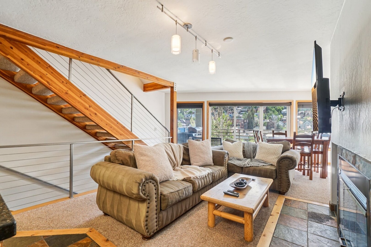 Vieille ville de PC avec vue imprenable sur les pistes de ski et la rue ...