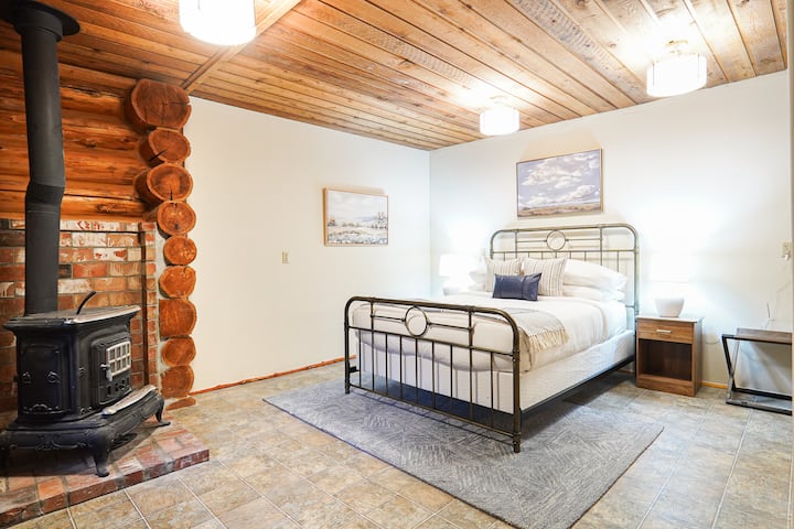 Druhá spálňa na prízemí s manželskou posteľou Helix a pripojenou kúpeľňou s WC.