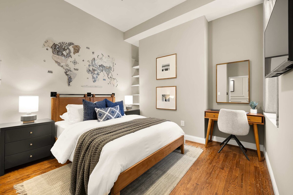 Ova mirna spavaća soba nudi mnogo prirodnog svjetla i mekanu posteljinu za savršen san. Uređen je tako da bude udoban i praktičan, pa ćete se osjećati kao kod kuće.