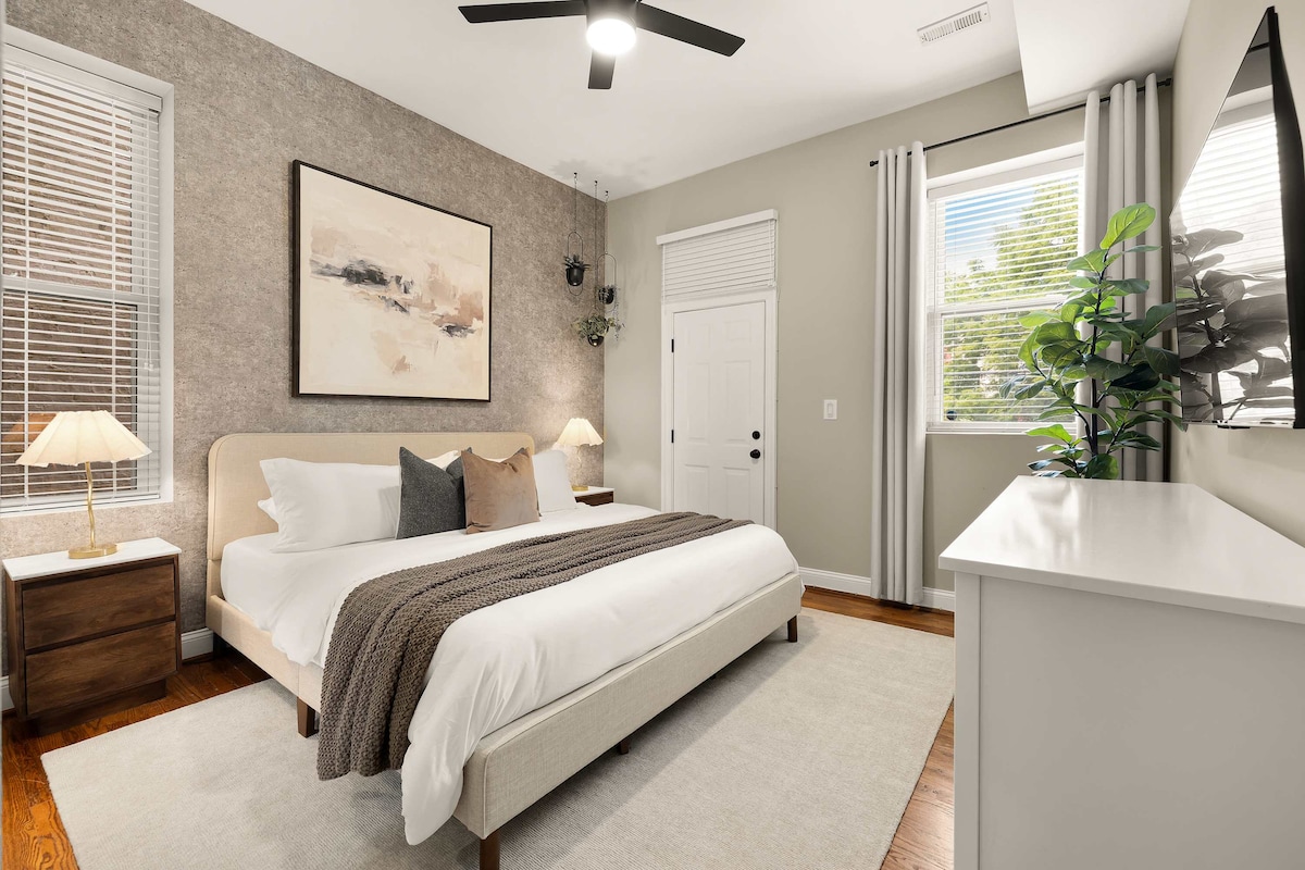 Odmorite se u glavnoj spavaćoj sobi i uživajte u madracu od memorijske pjene i zelenog čaja s luksuznom posteljinom. Veliki ormar i komoda čine ovu sobu idealnom za duže boravke, pružajući vam udobnost i praktičnost.