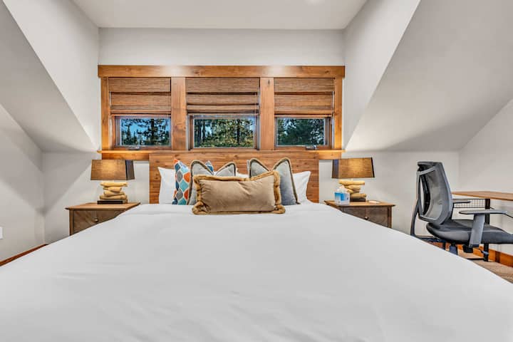 Dormitorio 2: cama tamaño king, planta superior, baño privado, espacio de trabajo dedicado, Smart TV