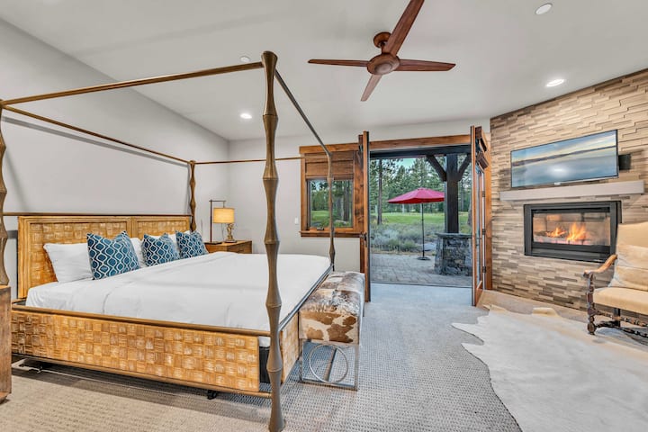 Dormitorio 1: cama tamaño king, planta principal, baño privado, vistas al campo de golf, Smart TV