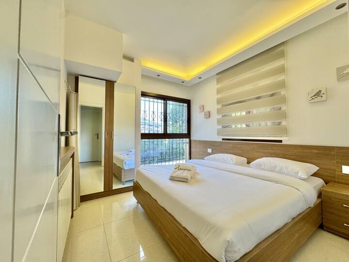 1-ва спална соба со брачен кревет (широк 150-179 см)