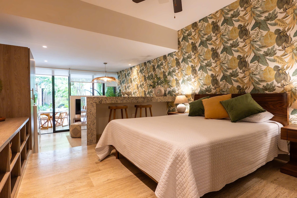 Oddýchnite si vo svojej útulnej spálni s pohodlnou manželskou posteľou.