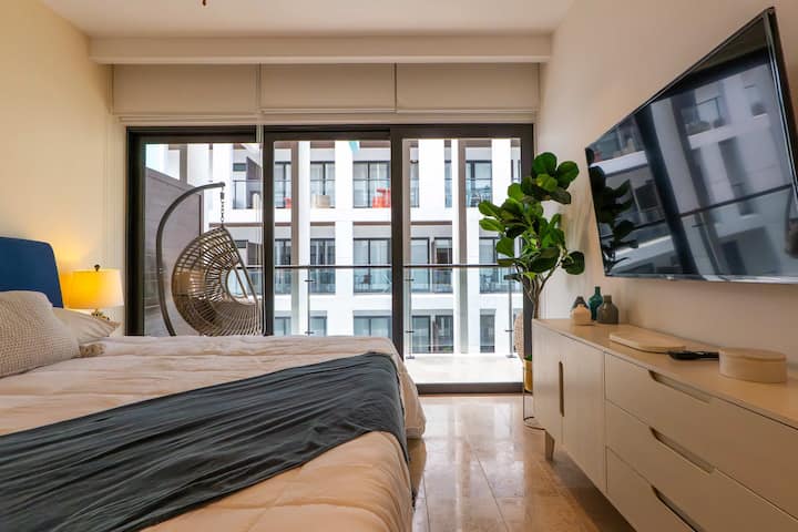 Disfruta de la cama King y de la exclusiva silla colgante, perfecta para relajarte.