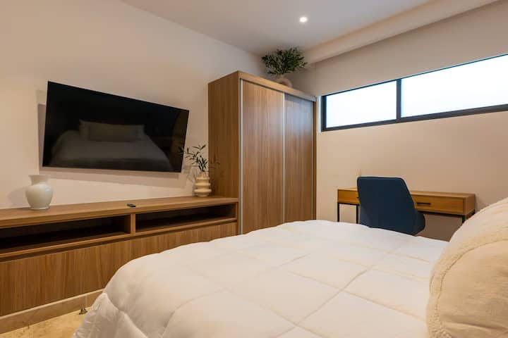 Relájate en este tranquilo dormitorio, que ofrece una cómoda cama tamaño king, escritorio y televisor grande.