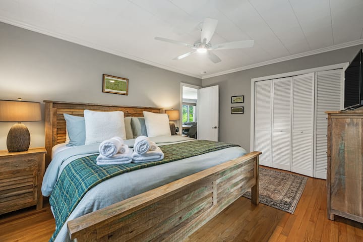 Pet-friendly Cottage W/mountain Views &Fenced Yard - Waynesville, NC