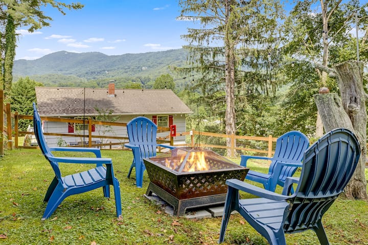 Pet-friendly Cottage W/mountain Views &Fenced Yard - Waynesville, NC