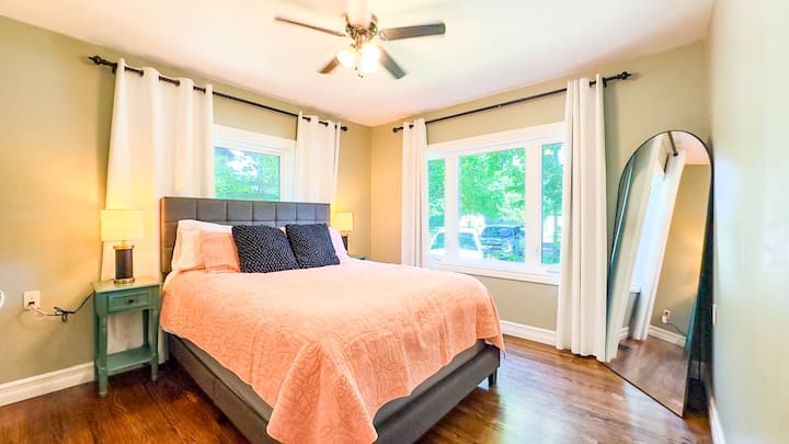 Spálňa 1 na hlavnom poschodí má menšiu manželskú posteľ