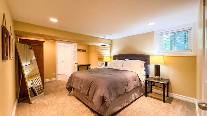 Spálňa 2 na prízemí má menšiu manželskú posteľ