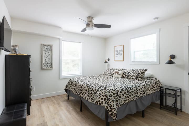 מפלס תחתון: מיטת קינג סייז עם חדר רחצה צמוד