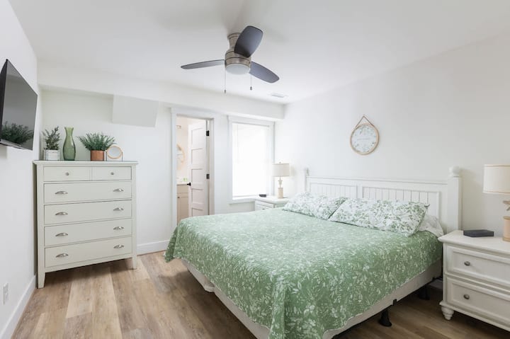 מפלס תחתון: מיטת קינג סייז עם חדר רחצה צמוד