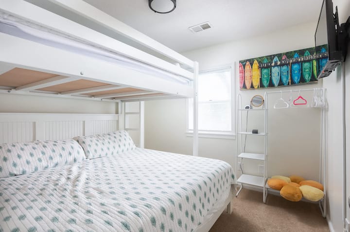 הקומה הראשית: חדר שינה עם מיטת קומותיים עם מיטת קינג סייז ומיטת קווין סייז