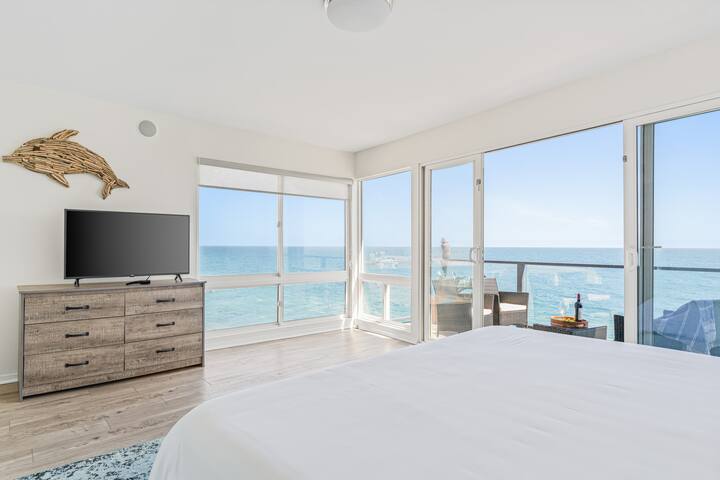 Oceanfront Home on Big Rock Beach + Sweeping Views gallery image 4