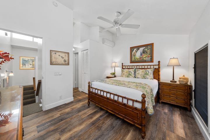 Elegante segundo dormitorio con cama tamaño queen, decoración elegante, diseño espacioso y vistas serenas al jardín.