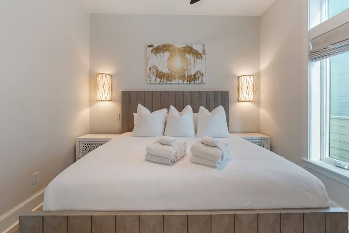 Bikinis & Martinis:Pool, LSV, Bikes + Pet Friendly