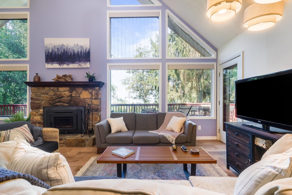 تحتوي الغرفة الكبيرة على مساحة واسعة للاسترخاء أو الدردشة أو مشاهدة التلفزيون. يوفر مدخل الموقد الجديد الذي يعمل بحرق الخشب دفئًا مريحًا في الأيام الباردة. الخطوط التي تراها هي ستائر أكوبيان، وهي ميزة آمنة للطيور تمنع ضرب الطيور والإصابات...ولكن لا 