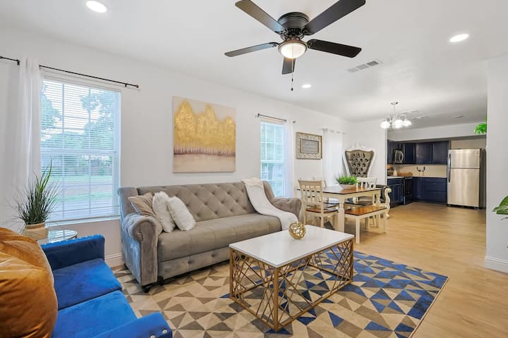 Royal Living With Green Wall • King Chair-near Dt! - Dallas, TX